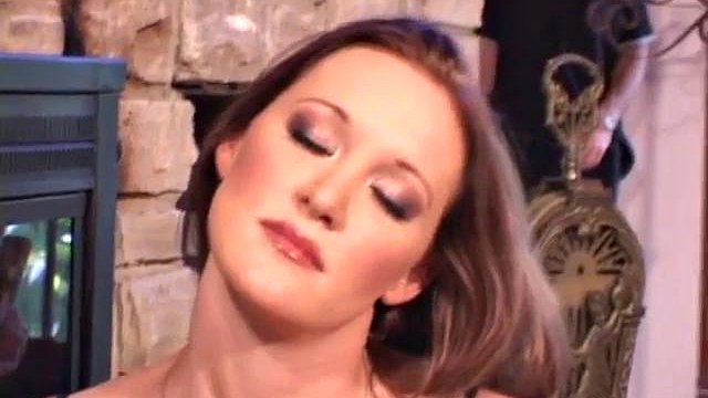 Esmer, kıçının derinliklerine inerken titriyor: Sakso, Köpek ve Kadın Kovboy Pornosu