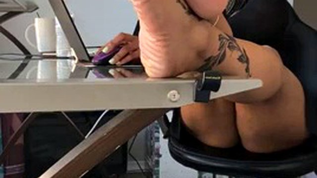 Nicoles såler i en sexy positur