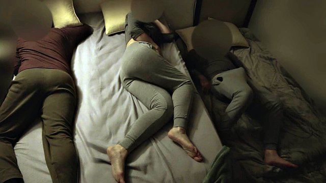"Branquinha" scopa il cugino di suo marito nel letto della coppia