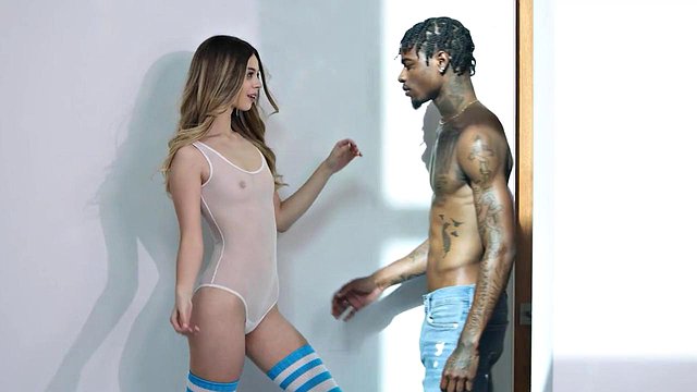 Anna Claire Clouds sexy vestida de látex leva uma surra anal profunda