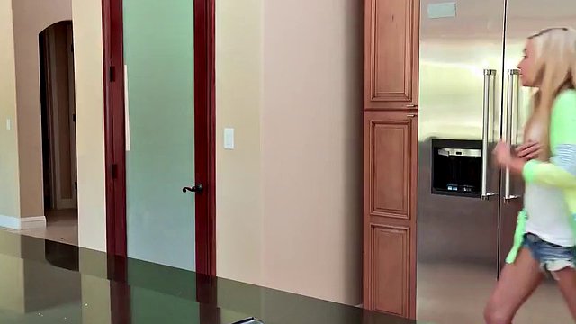 İyi küçük sıska sarışın büyük bir horoz sıkışıyor