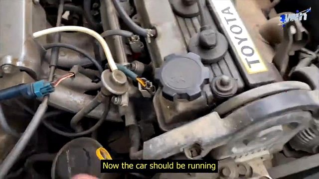 隣人の車を修理したが、彼女は私の巨大な彫刻刀を欲しがった - 溶けたハードコアポルノ!