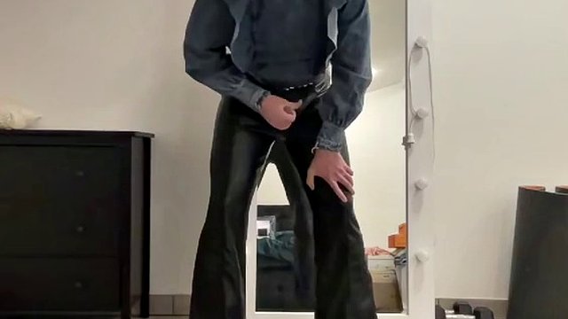Sissy con pantalones acampanados de cuero y blusa vaquera