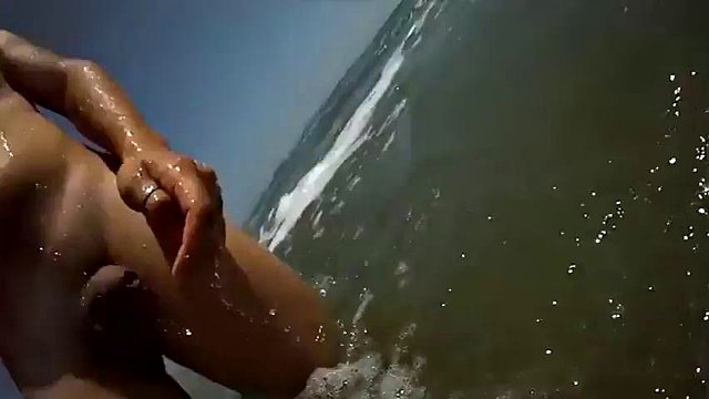 Einen Tag am Strand: große Titten, Blonde und Masturbationspornos