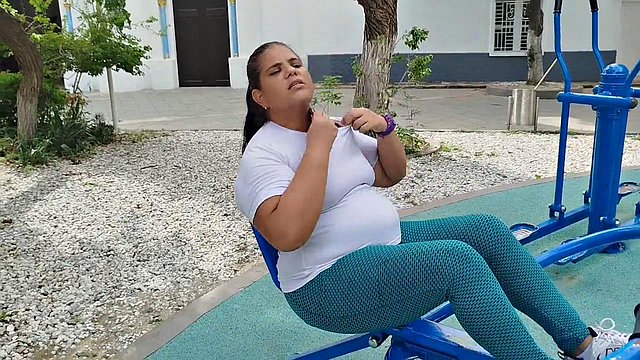 Mollige Latina! Am Ende hat sie harten Sex mit ihrer besten Freundin, weil ihr Freund auf der Arbeit ist