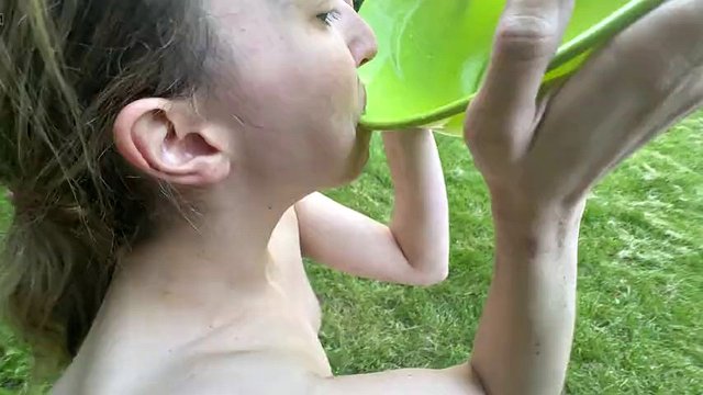 Le piace così tanto la pipì di papà che la chiede in una bottiglia per poterla avere per dopo - OC amatoriale fatto in casa