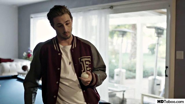 PURE TABOO 高校フットボールのスター選手が処女ジャーナリストのアフテン・オパールとセックス - ルーカス・フロスト