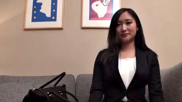 petite beauté japonaise en uniforme s'est fait baiser