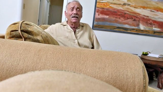 joven belleza primera vez cabalgando la polla del abuelo