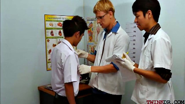 Minets asiatiques en chaleur dans un plan à trois érotique