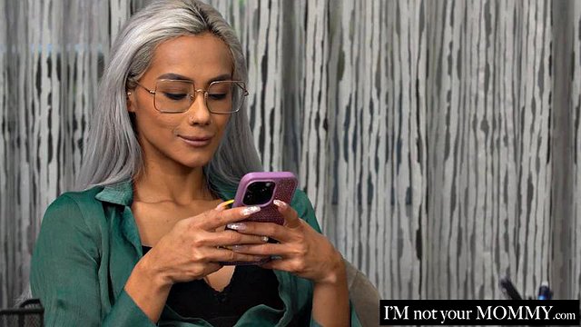 La profesora ninfómana Veronica Leal se folla a un estudiante en el aula T3: E4 por Mom Lover: porno