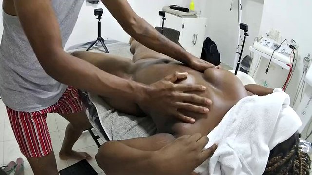 La massaggiatrice tocca il clitoride di mia suocera durante la sessione di massaggio