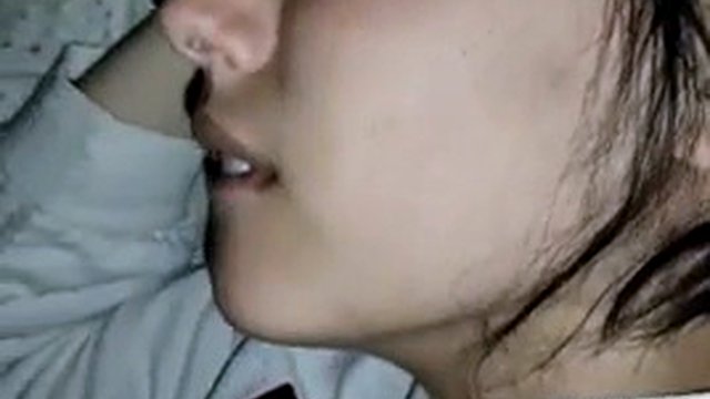 Adolescente magro curte um pau grande e ganha uma boa torta de creme