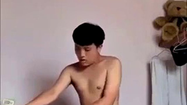 Onkel Muay ist vor ihrer Mutter davongelaufen. Ein durchgesickerter xxx-Clip zeigt ein zierliches Mädchen, das von ihrem geilen Freund pausenlos gefickt wird.