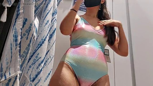 Femme amateur cabine d'essayage chatte poilue, gros cul, gros tétons. Latina amateur gros cul, chatte poilue, gros tétons, gros seins