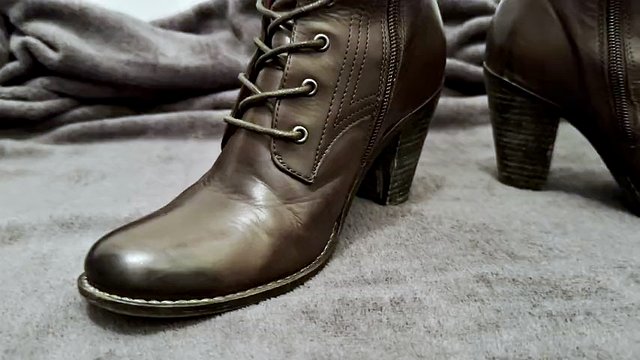 Aqui eu fodo e esguicho de tesão nas exclusivas botas de cano alto de couro marrom da minha esposa.