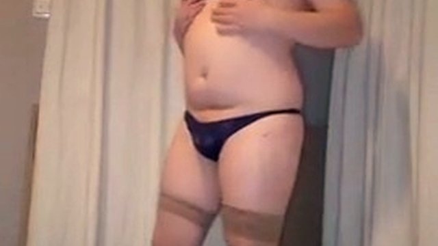 Transmom mostra al figliastro perché piace a papà
