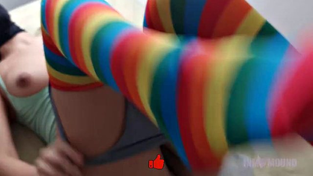 Elle est allée jouer avec un élastique élastique et regarder ce qui s'est passé
