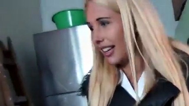 Une vraie amatrice blonde tchèque montre ses gros seins pour de l'argent