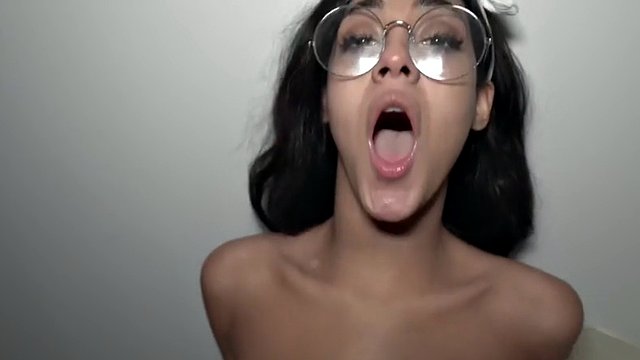College-Babe wird im Doggystyle abgeholt und in die Muschi gebumst