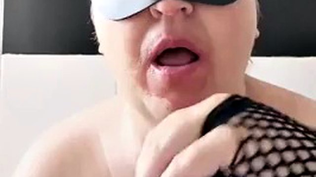 Succhio la mia BBC con una maschera e molto vizio. LiaKahn cagna sottomessa spagnola milf troia amatoriale formosa paffuta calda