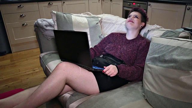 Ezra Faith golpea a su vecino en un juego de roles infiel