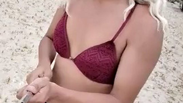 Travesti doce e gostosa de minissaia, sutiã e salto vermelho anda sexy em público