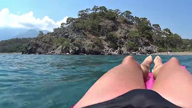 El nailon se rompe en el fondo del mar en una playa pública