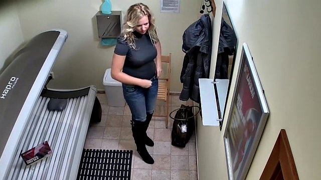 Voyeur places a cam in the tanning