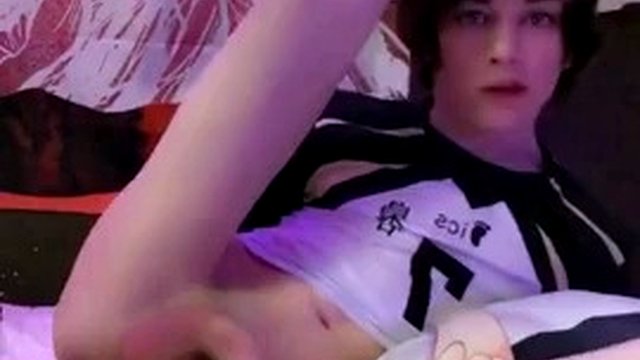 Cute femboy fucks himself until he cums in bed