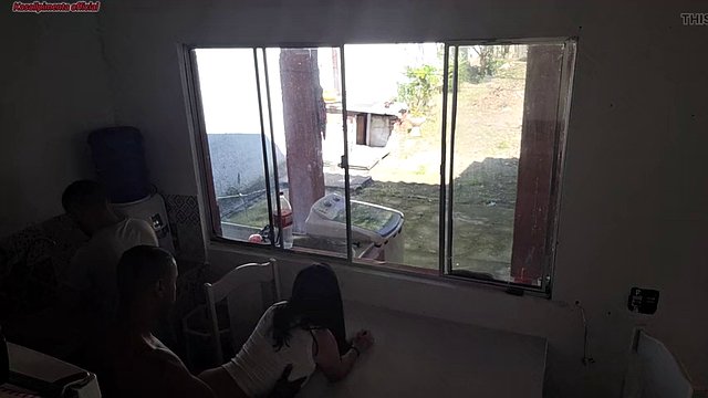 Cornuto con problemi di udito lava i piatti mentre sua moglie fa sesso di nascosto con un ragazzo di colore