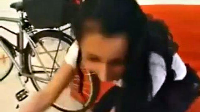 Il viso è arabo.  La bocca è francese.  È un peccato per le donne arabe radersi?