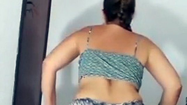 Exhibitionist slut takes off her clothes
