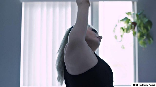 Blondýnka Lola Fae je v rámci omezení COVID-19 zbita