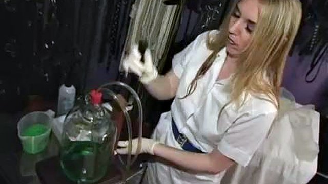 Femdom klystýr: amatér, anální a blonďaté porno
