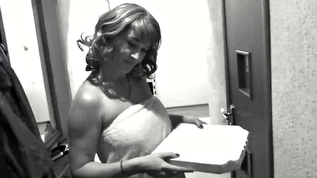 Pizza teslimatçısı pizza getirdi. Çıplak sahibi, külotsuz ve sütyensiz seksi sarışın MILF tarafından karşılandı. Duş. Göt olgun Memeler Dölyolu