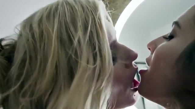 bikini yalama pussies lezbiyen porno yıldızları