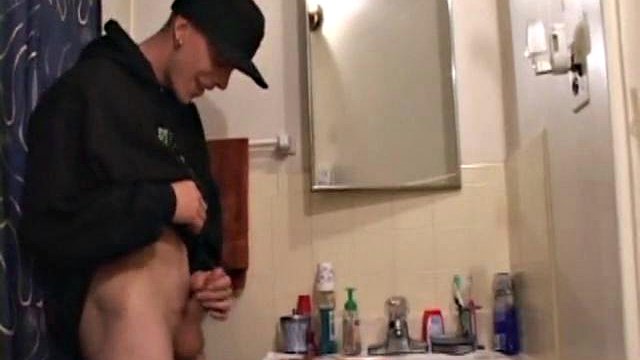 Il giovane Shane si masturba