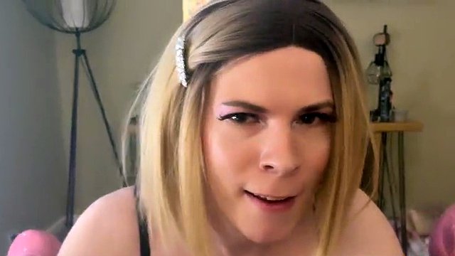 Lesbianas trans - Jessica Bloom se folla a Jenby Doll y lame el semen de su clítoris