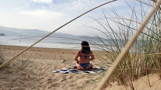 I filmed a curvy girl changing clothes and doing exercises on the beach.