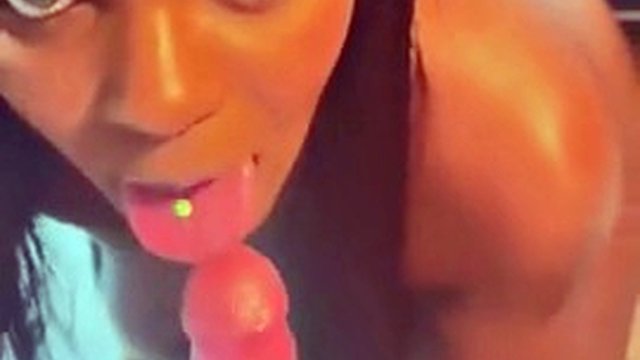 EdenEntice fuma un pompino con facciale