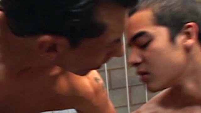 Un'anziana guardia vuole farsi strada con un giovane prigioniero, David Contreras, che non ha altra scelta che cedere ai suoi desideri. Portato negli spogliatoi, il ragazzo viene denudato e costretto a succhiare il cazzo della guardia.