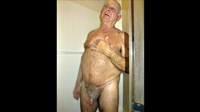 nudist bestefar hjemme