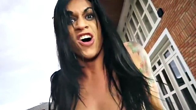 Isabella Cruz: moč v ústech a drsný sex venku