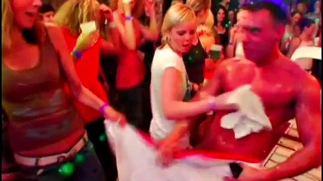 Party Hardcore - Le meilleur de Neo Vol. 3 : Strip-tease, porno public et Xnxx
