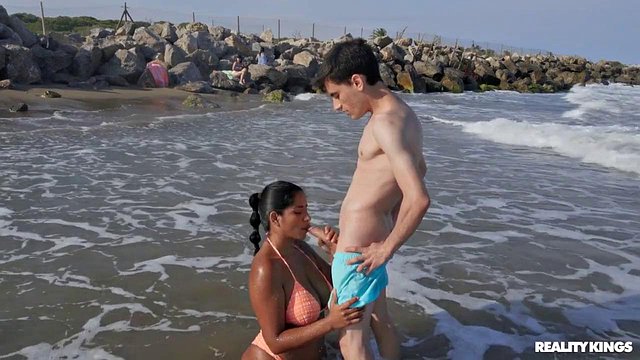 Amy Amor blir slått på en offentlig strand av Jordi