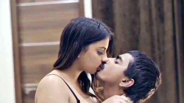 Bhabhi schreibt Sexgeschichte, die von ihrem Diener gefickt wird