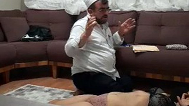 Muslim Maulana dělá nějaké kázání nebo psaní