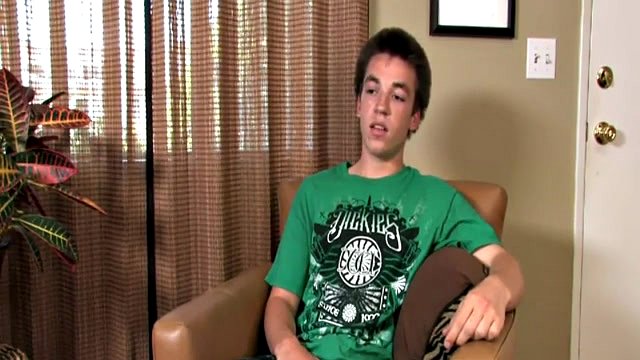 punk qui ragazzo con voce profonda batte il suo cazzo!