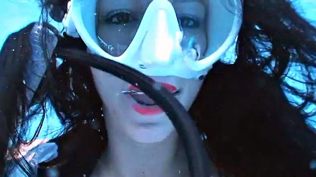 プールの下で水中遊び